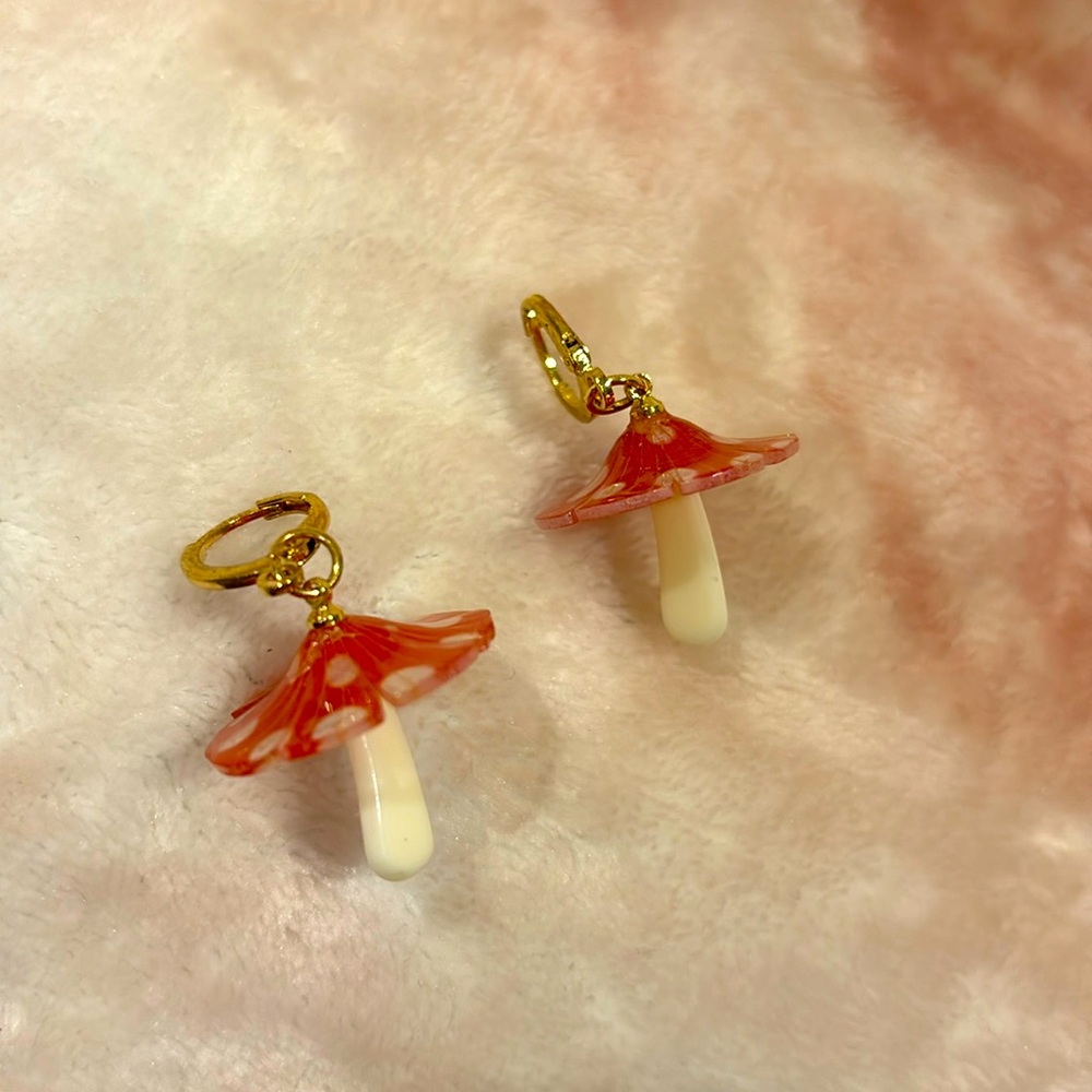 Red polkadot Mushroom Acrylic Pierced Earrings NWT unbranded 1.50”